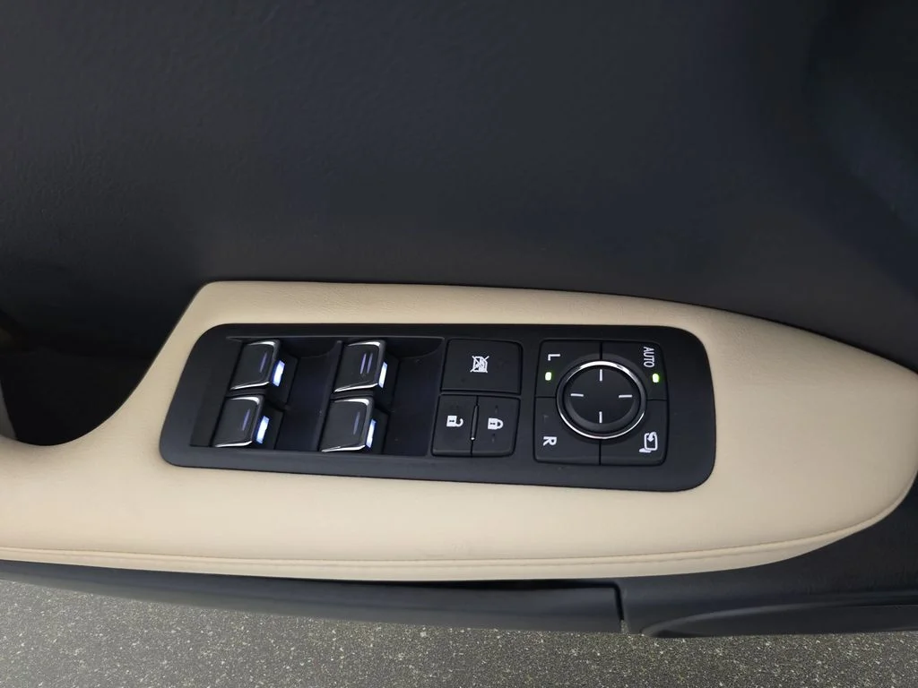 Used 2022 White Lexus 450h image 29