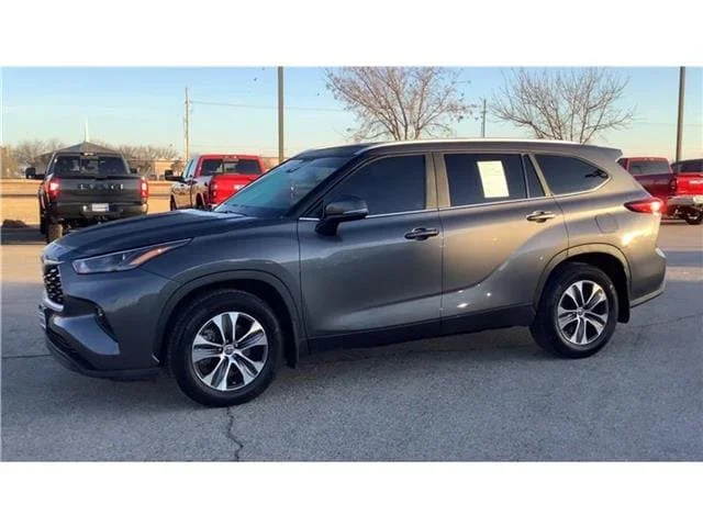 Used 2023 Magnetic Gray Metallic Toyota XLE Front-Wheel Drive image 6