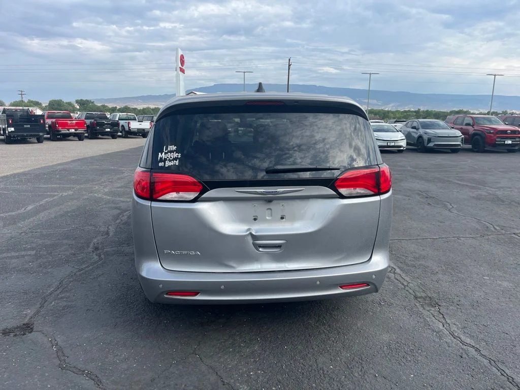 Used 2019 Billet Silver Metallic Chrysler L image 4