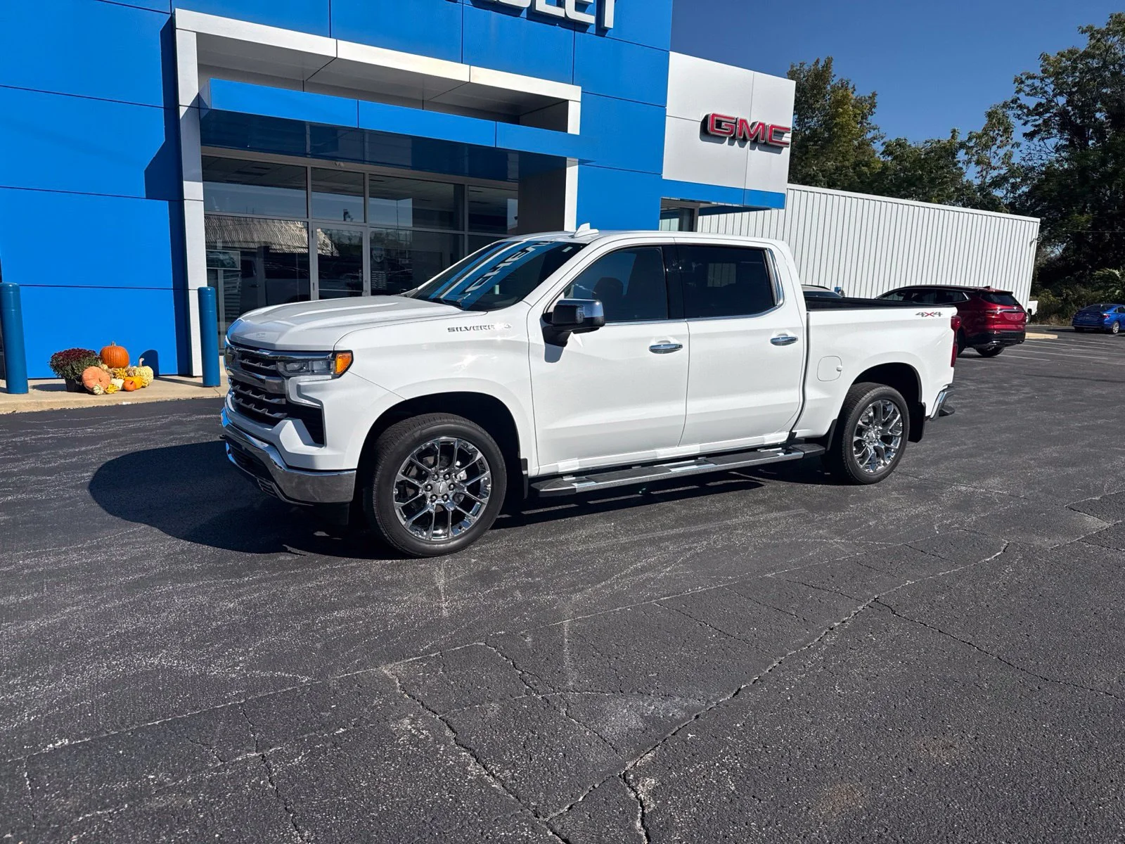 Used 2025 Summit White Chevrolet LTZ image 3