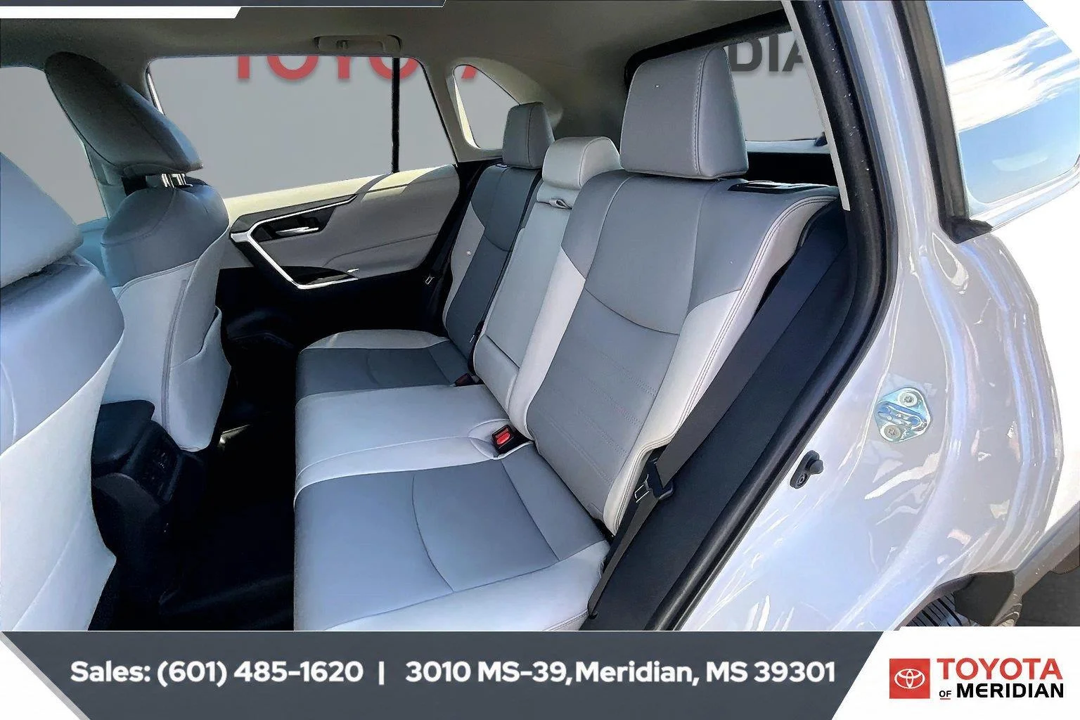 Used 2025 Wind Chill Pearl Toyota XLE Premium image 19