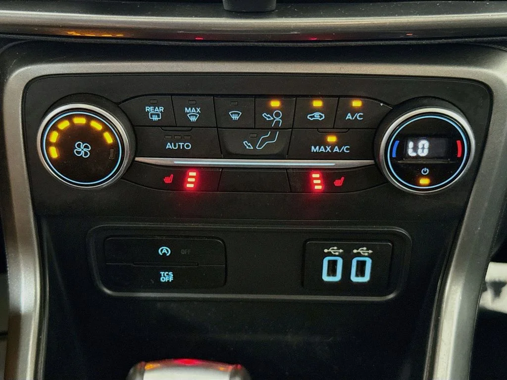 Used 2018 Blue Ford SE image 15