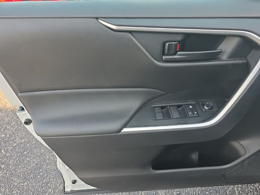 Used 2025 White Toyota LE image 14