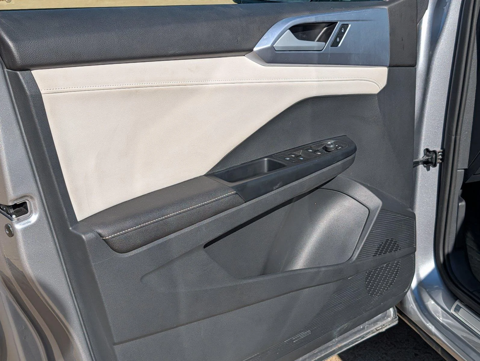 Used 2025 Pyrite Silver Metallic Volkswagen SE image 13