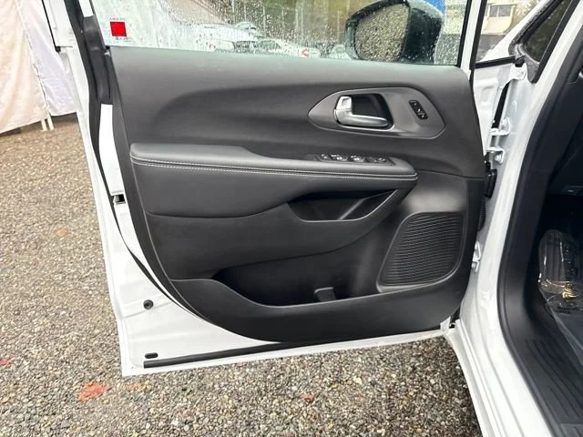 New 2026 Bright White Clear-Coat Exterior Paint Chrysler Select image 16
