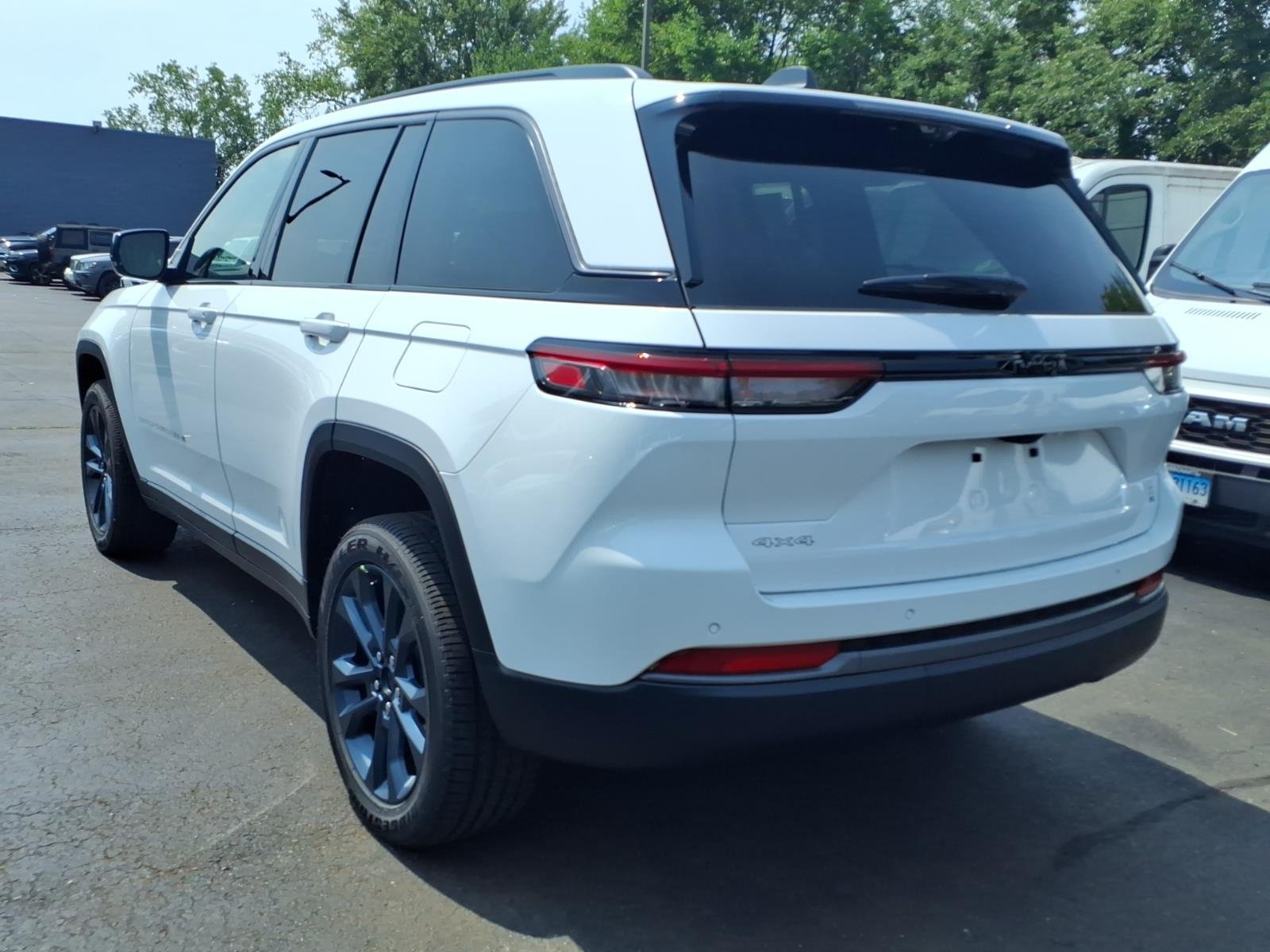 New 2026 Bright White Clear-Coat Exterior Paint Jeep  image 6