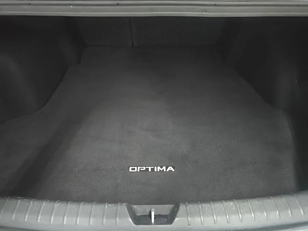 Used 2018 White Kia LX image 11