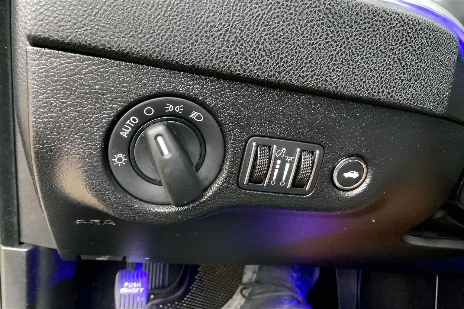 Used 2022 Pitch Black Clearcoat Dodge SXT image 32