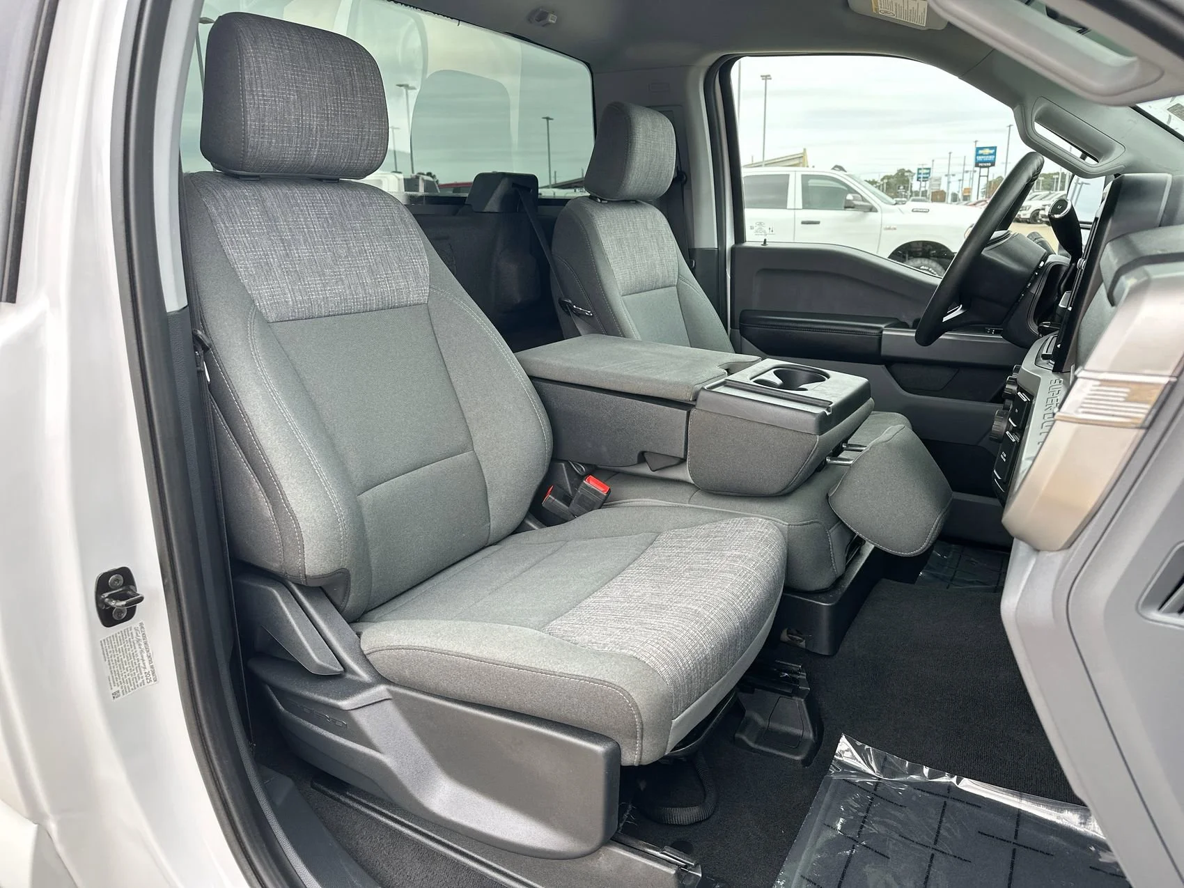 Used 2025 Oxford White Ford XLT image 22
