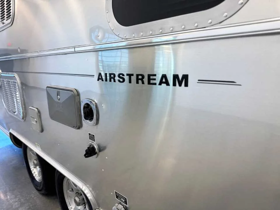 Used 2014 SILVER AIRSTREAM  image 4