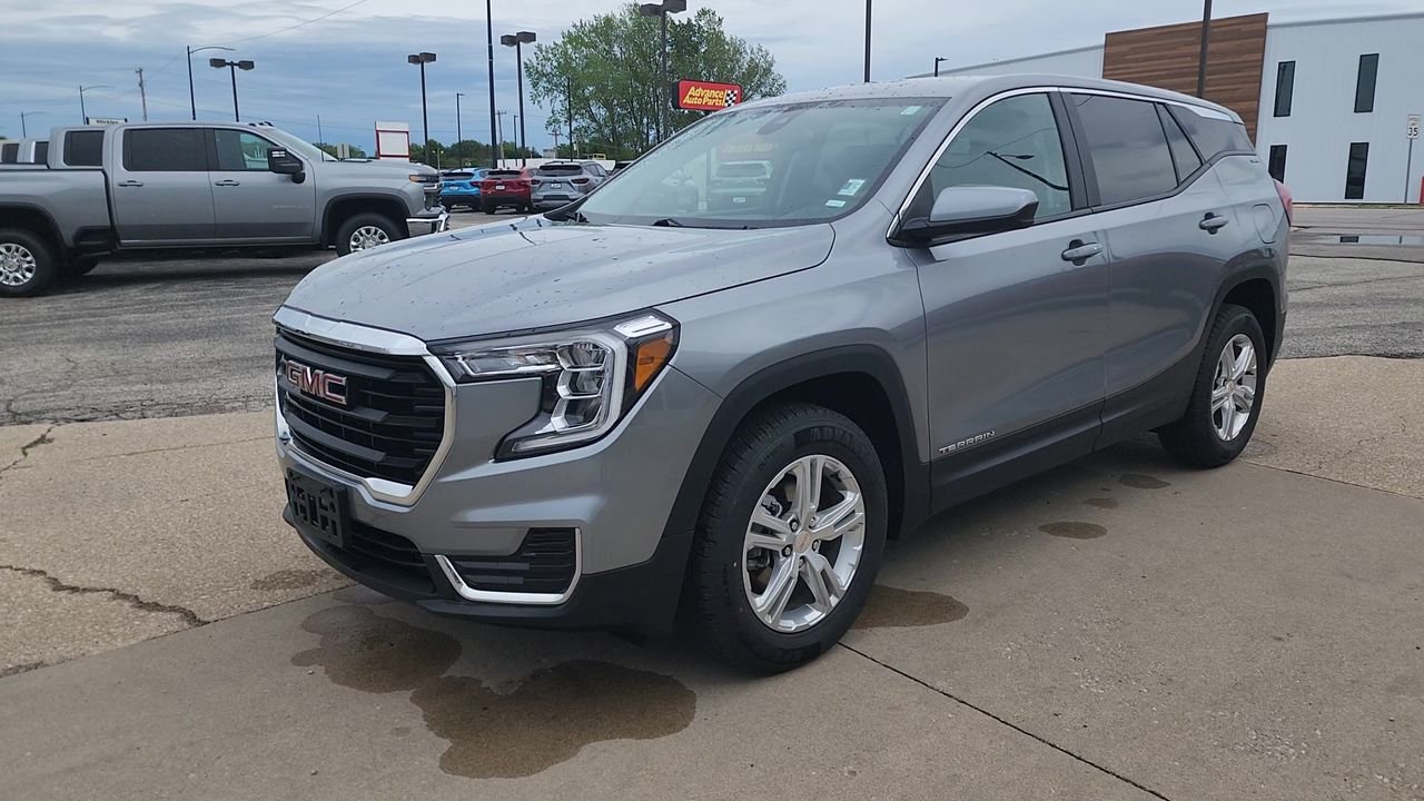 Used 2024 Sterling Metallic GMC SLE image 7