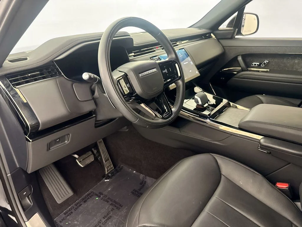 Used 2024 Black Land Rover Dynamic SE image 9