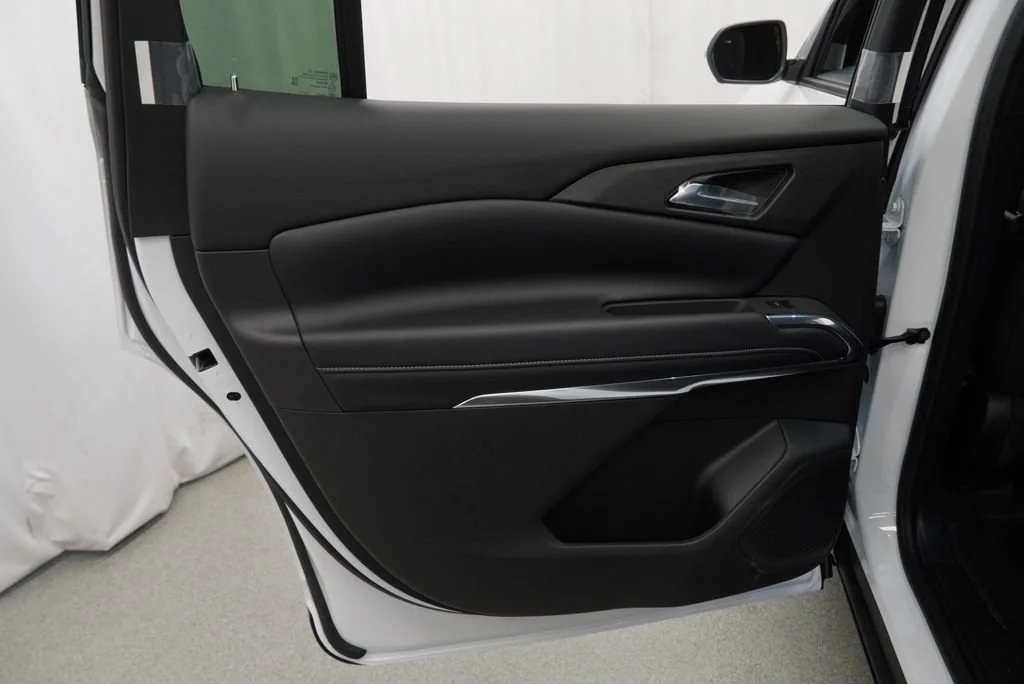 New 2027 Summit White Chevrolet LT image 23