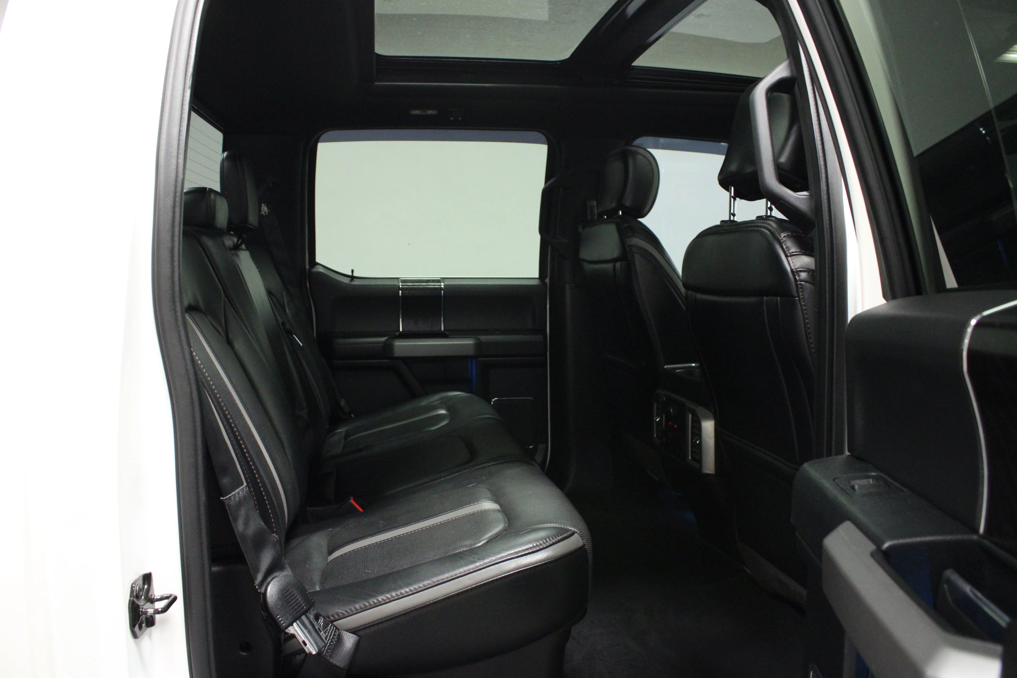Used 2018 White Platinum Metallic Tri-Coat Ford Platinum image 15