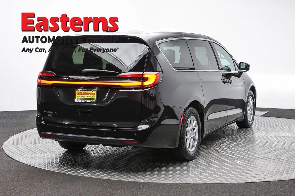 Used 2023 Black Chrysler Touring L image 5