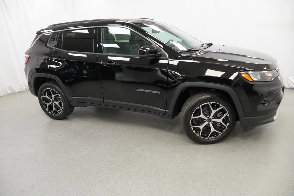 New 2026 Diamond Black Crystal Pearl-Coat Exterior Paint Jeep Limited image 9