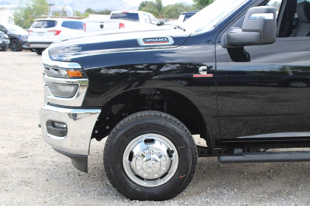 New 2026 Diamond Black Crystal Pearl-Coat Exterior Paint Ram Tradesman image 7