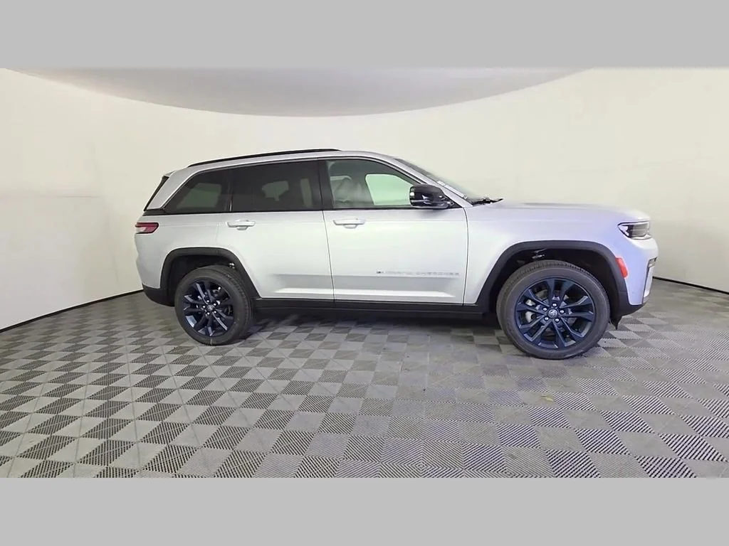 New 2026 Silver Zynith Exterior Paint Jeep 85th Anniversary Edition image 22
