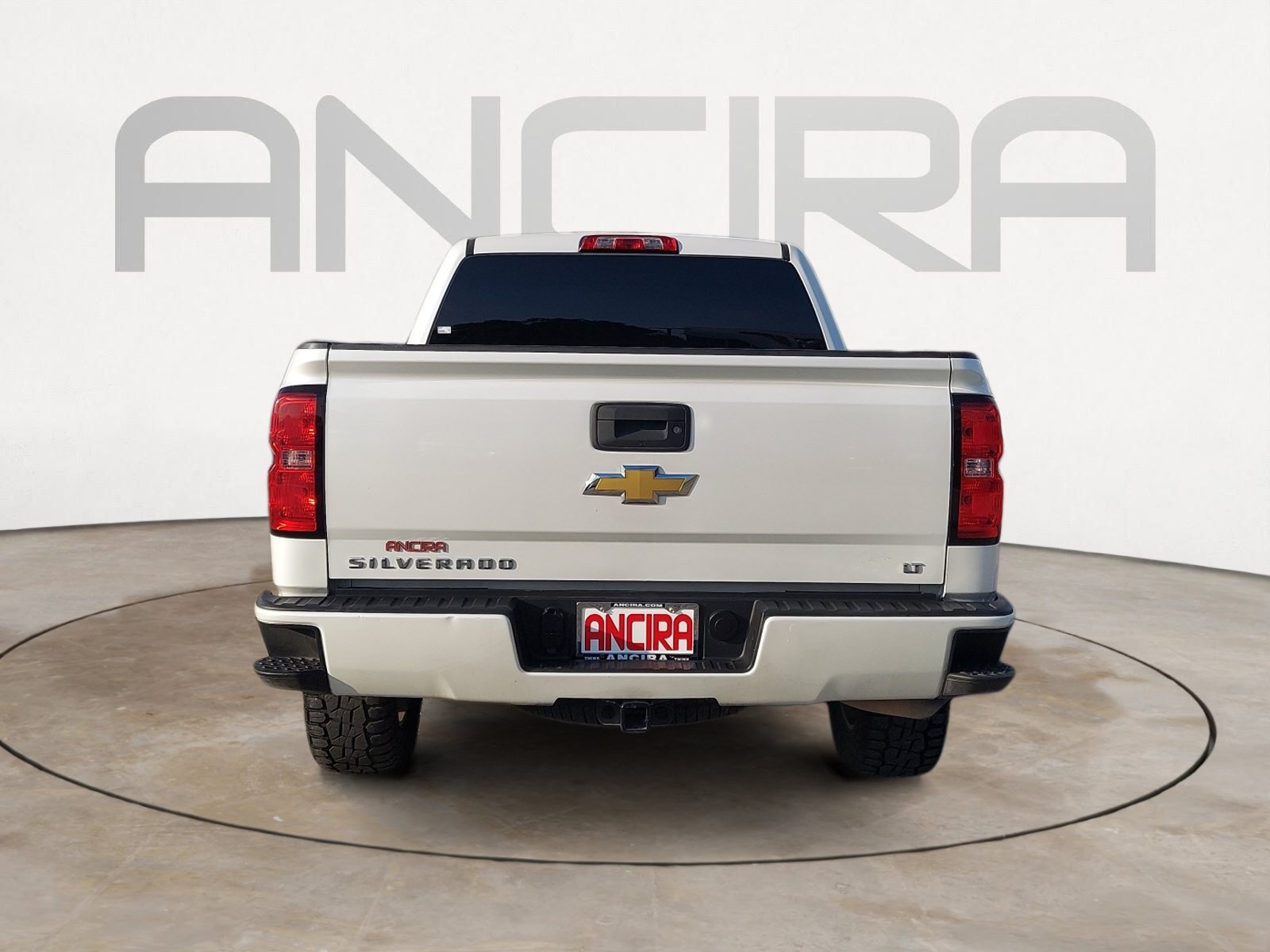 Used 2018 Iridescent Pearl Tricoat Chevrolet LT image 9
