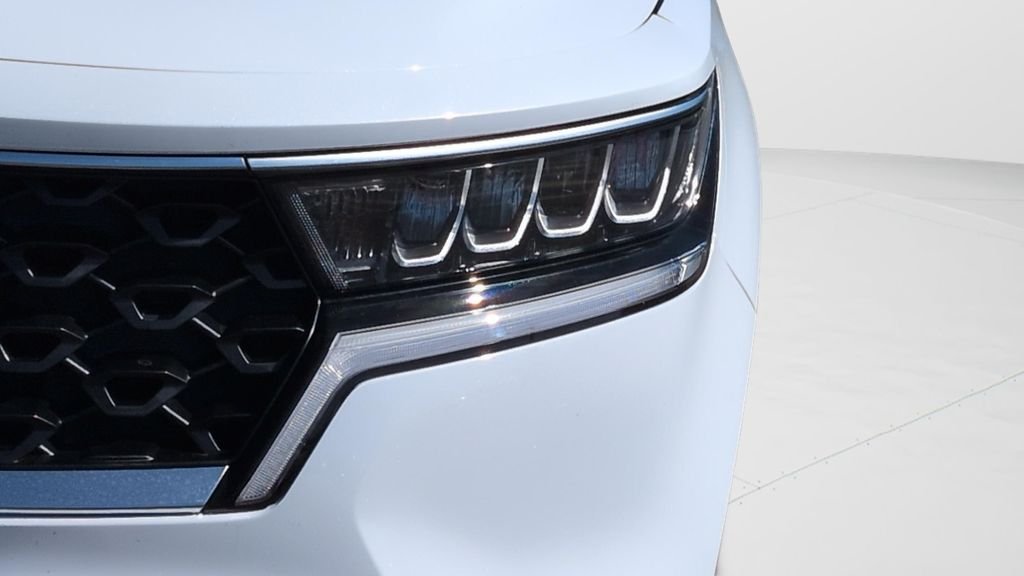 Used 2022 White Kia LX image 23