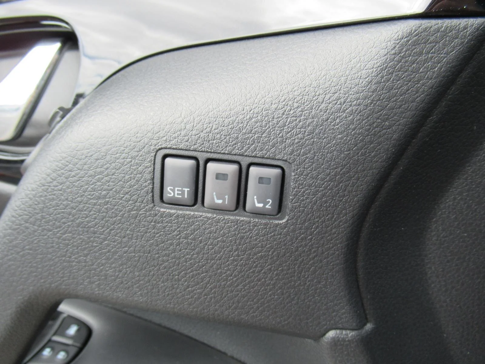 Used 2018 White Nissan SL image 23