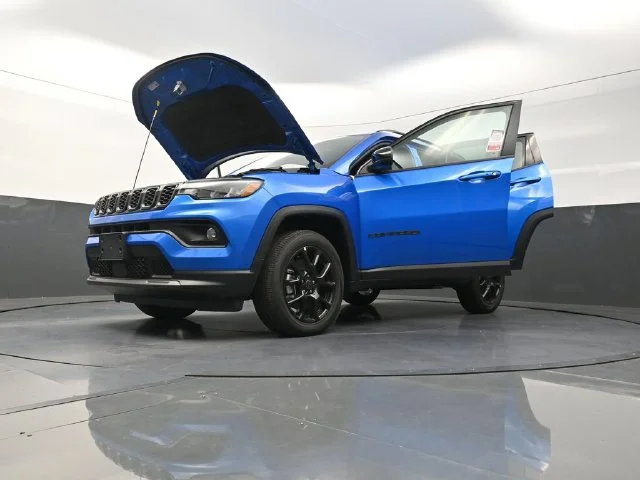 New 2026 Hydro Blue Pearl-Coat Exterior Paint Jeep Latitude image 30
