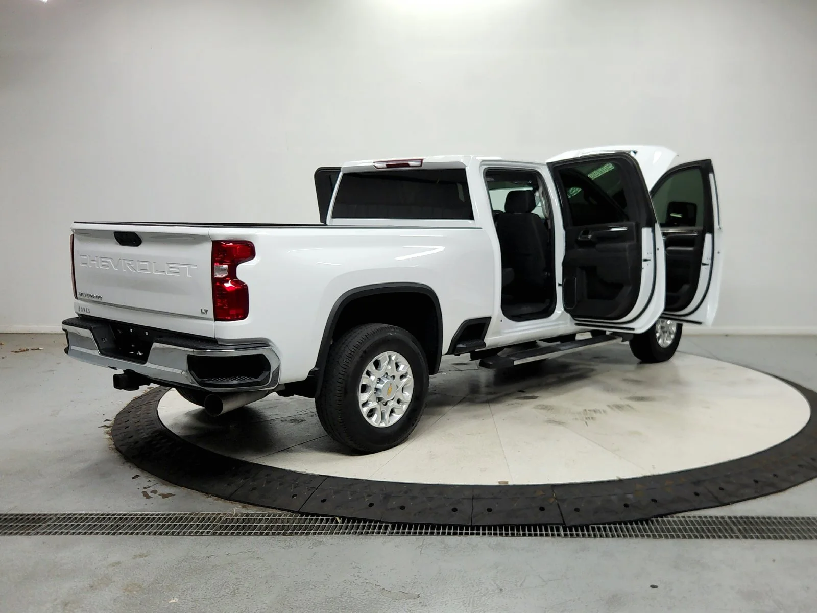 Used 2025 White Chevrolet LT image 16
