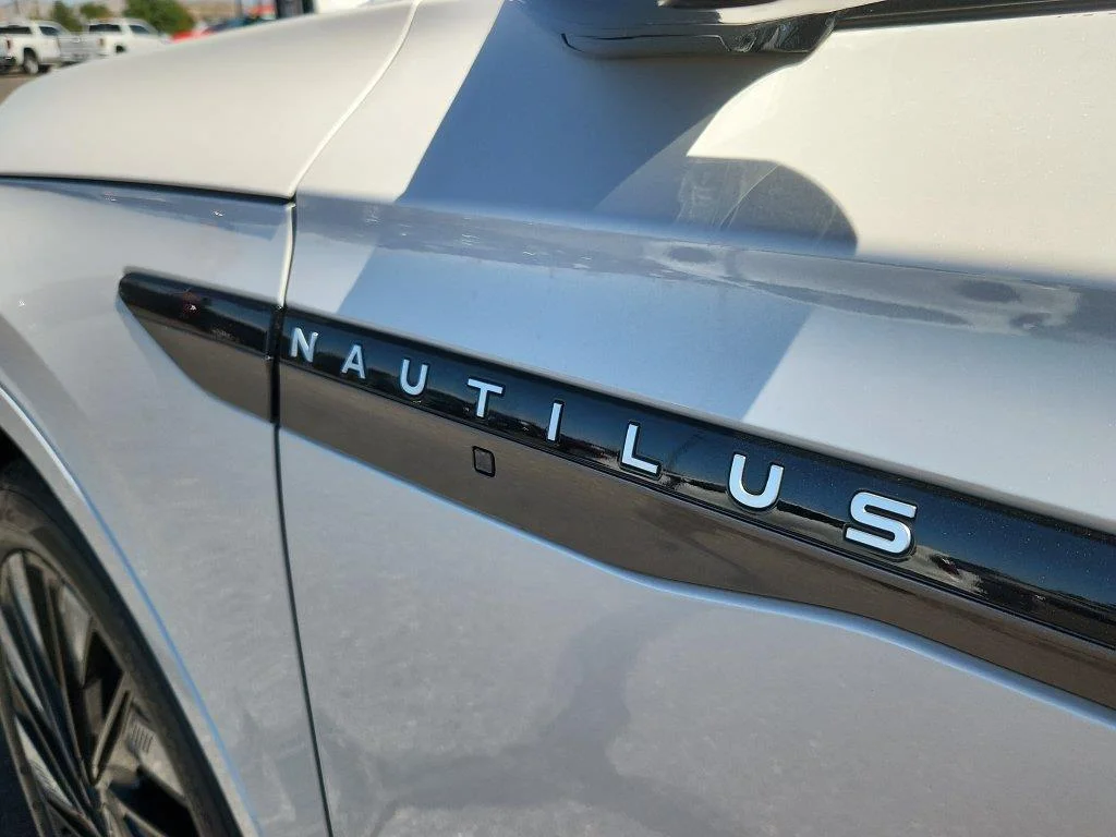 Used 2024 White Platinum Metallic Tri-Coat Lincoln Reserve image 19