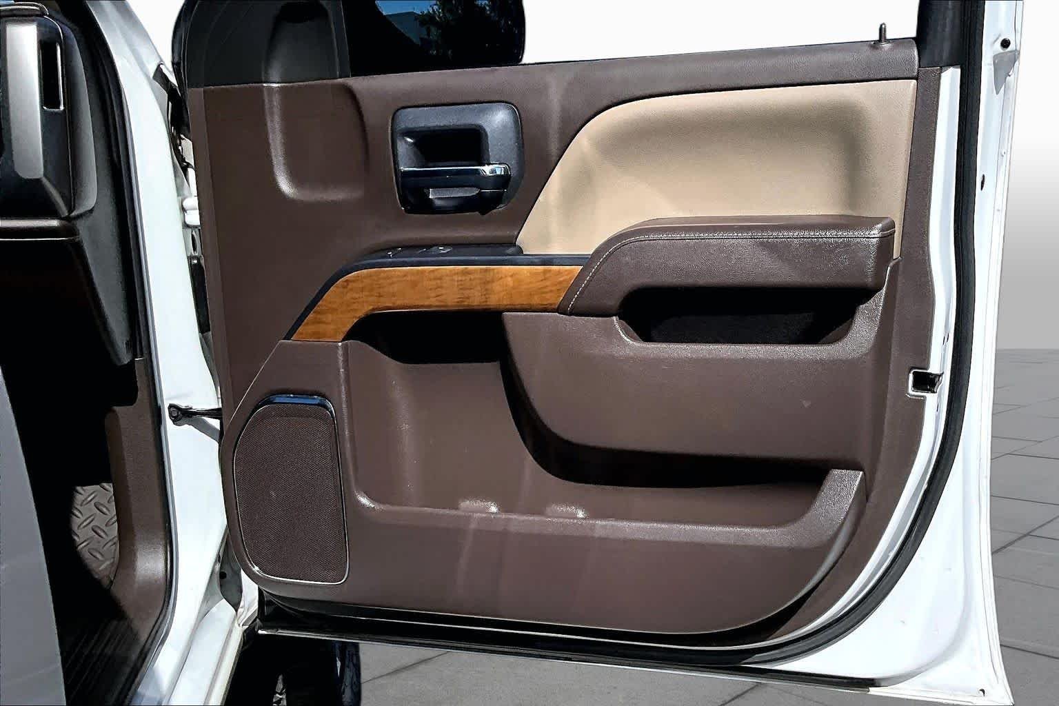 Used 2018 Iridescent Pearl Tricoat Chevrolet LTZ image 27