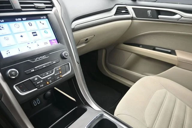 Used 2019 Oxford White Ford SE image 28