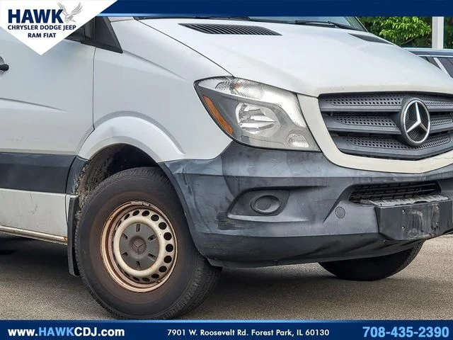 Used 2017  Mercedes-Benz Cargo 144 WB image 3