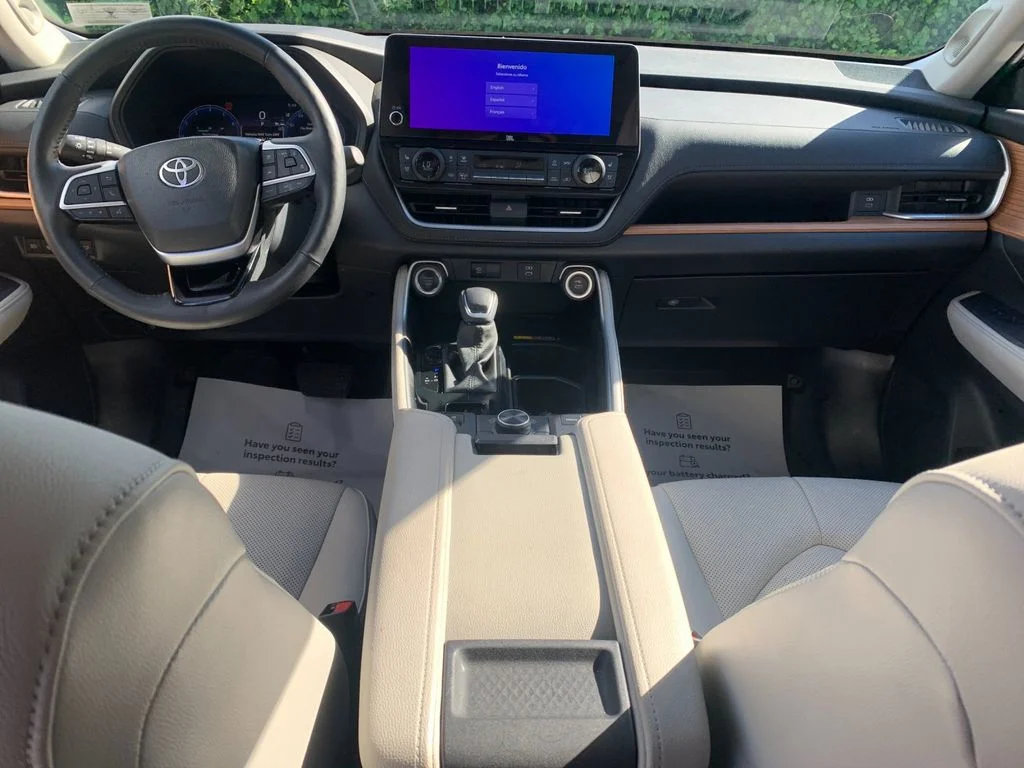 Used 2025  Toyota Platinum image 16