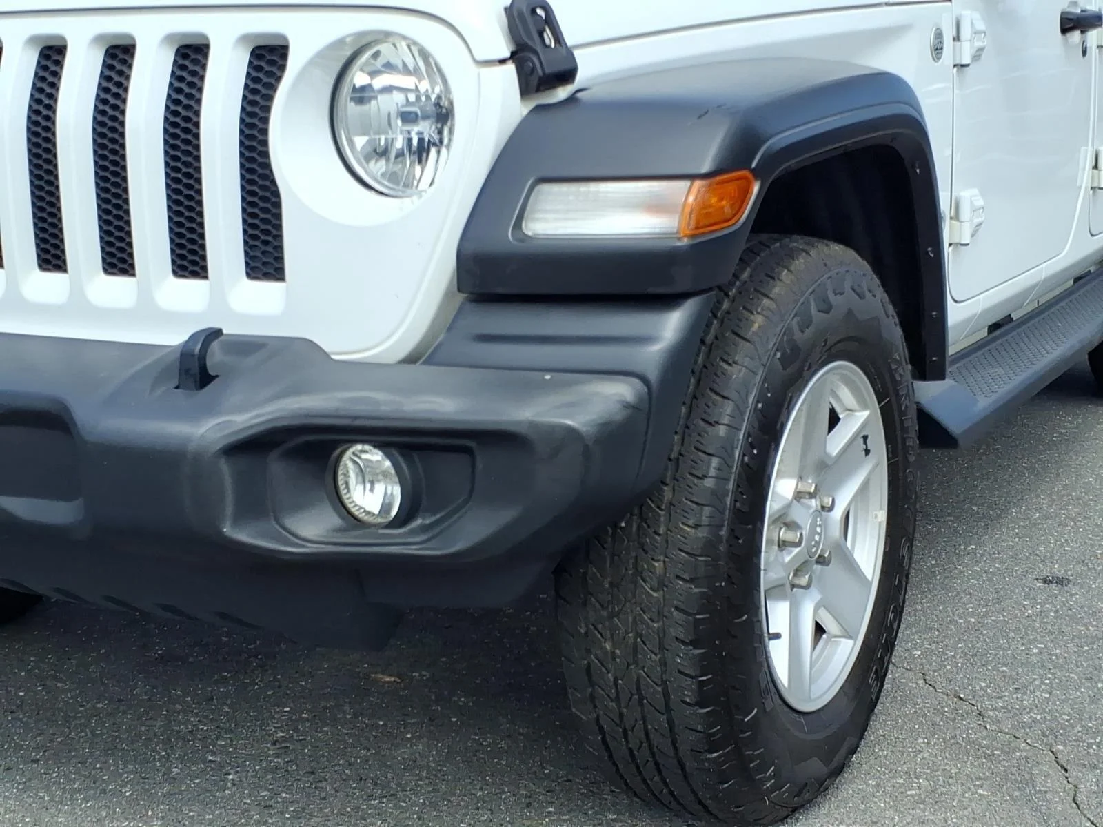 Used 2018 Bright White Clearcoat Jeep Sport S image 15