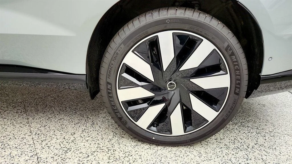 Used 2025 Vapour Grey Metallic Volvo Twin Motor Ultra 7-Seater image 9