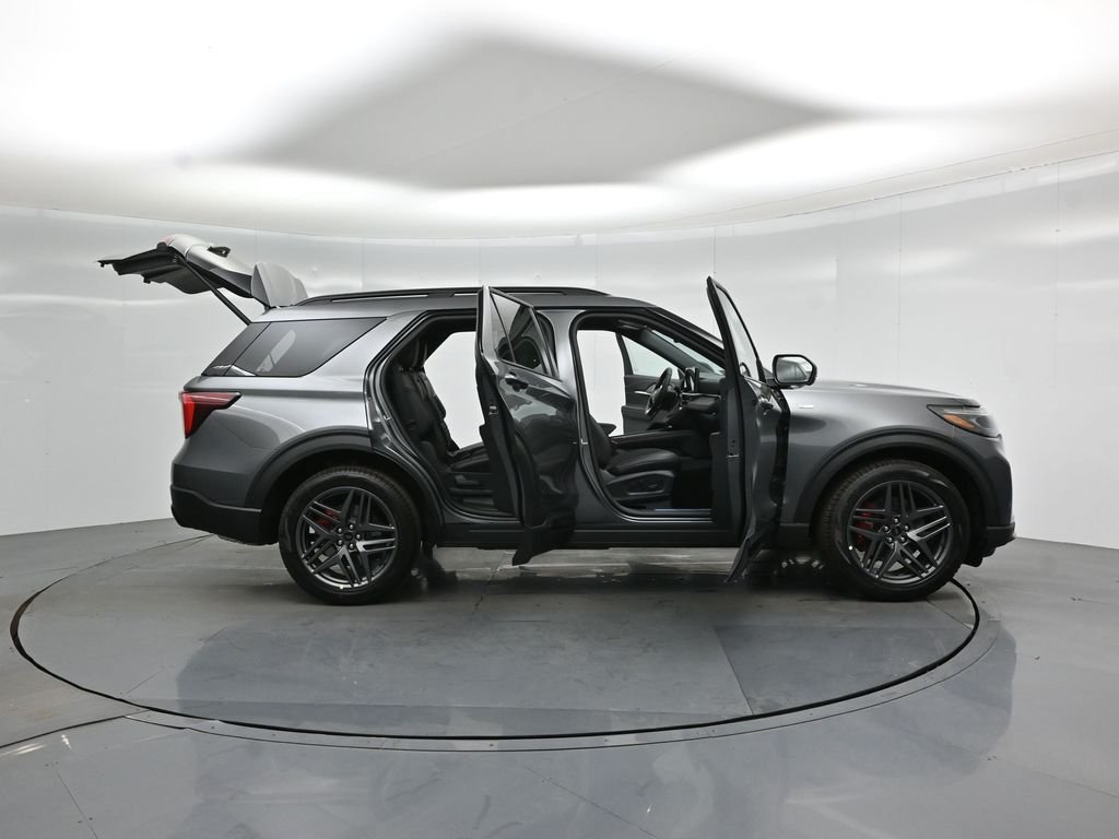 New 2026 Carbonized Gray Metallic Ford ST-Line image 4