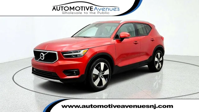 2021 Volvo XC40 T5 AWD Momentum w/ Premium Package & Panoramic Moonroof