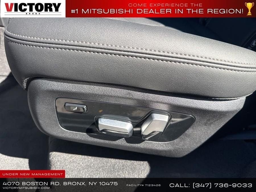 Used 2024 White BMW xDrive40i image 29
