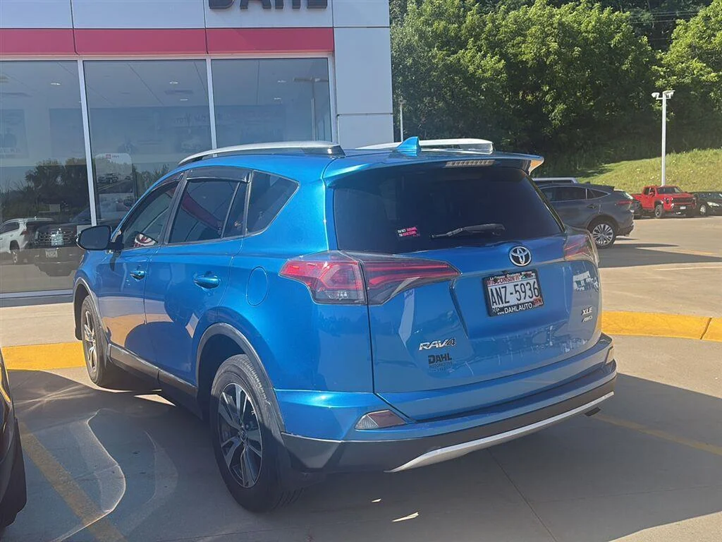 Used 2018 Toyota RAV4 XLE with VIN JTMRFREV9JJ251349 for sale in Winona, Minnesota