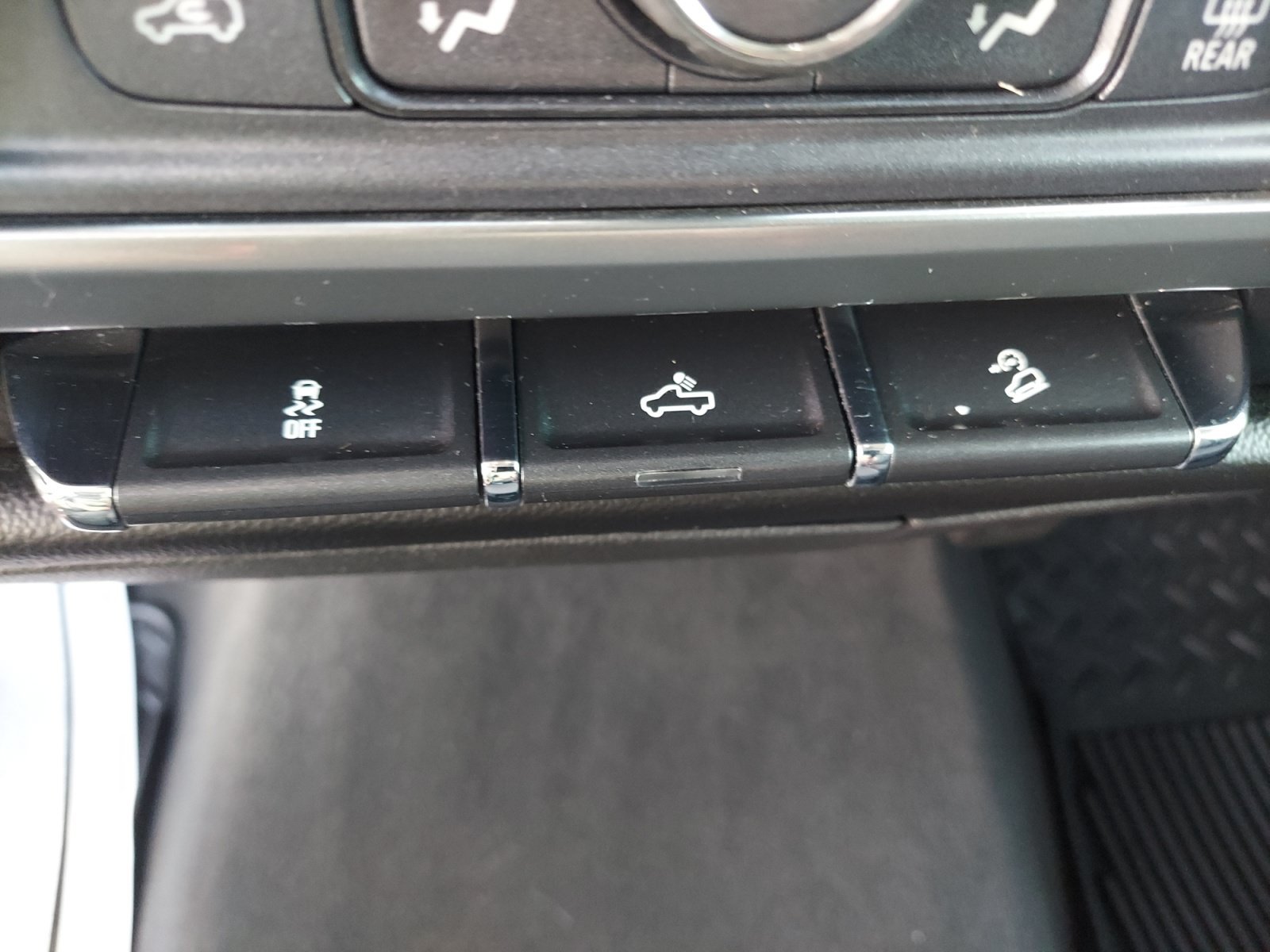 Used 2018 Iridescent Pearl Tricoat Chevrolet LT image 25