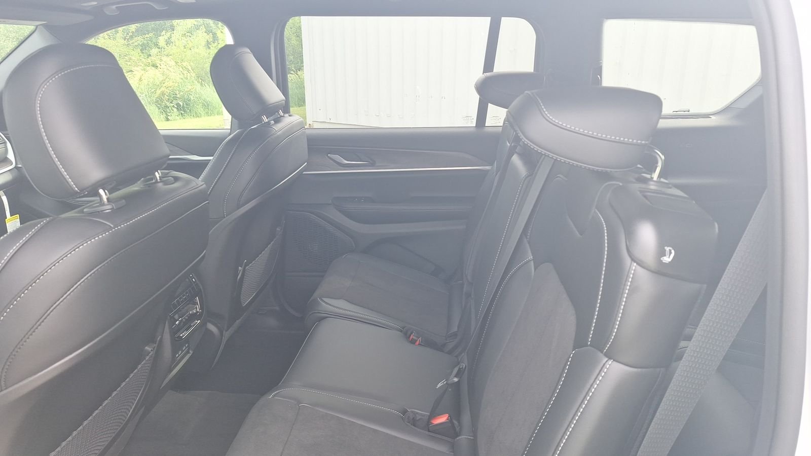 New 2026 Bright White Clear-Coat Exterior Paint Jeep Altitude image 11