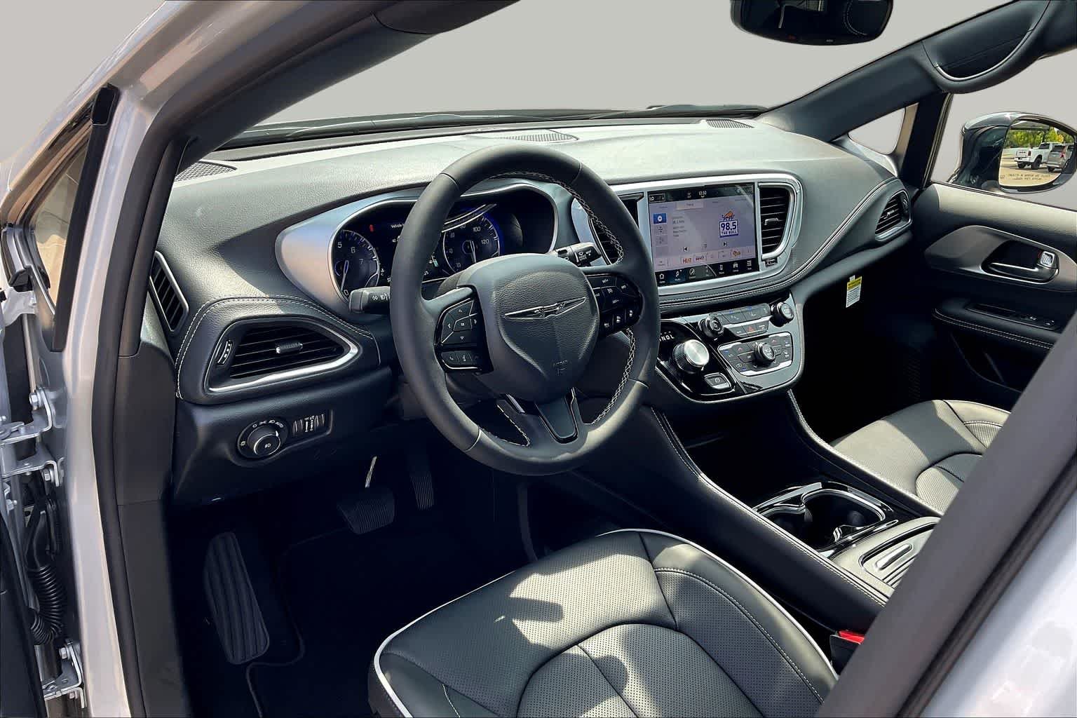 2026 Chrysler Pacifica Limited - Photo 8