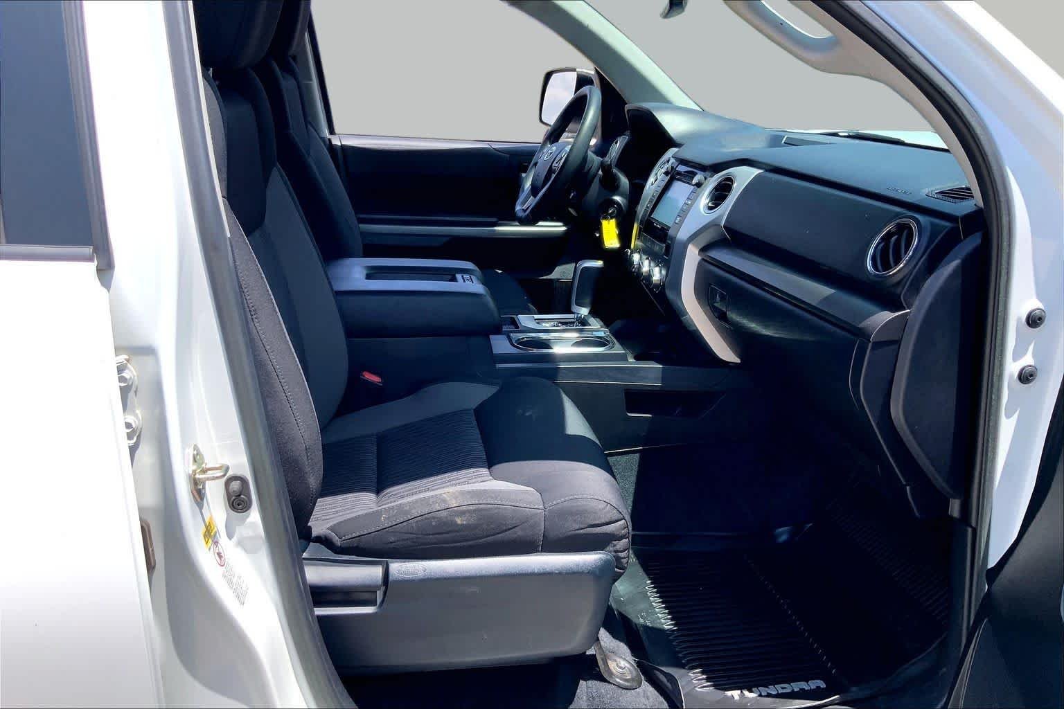 Used 2017 Super White Toyota SR5 image 9