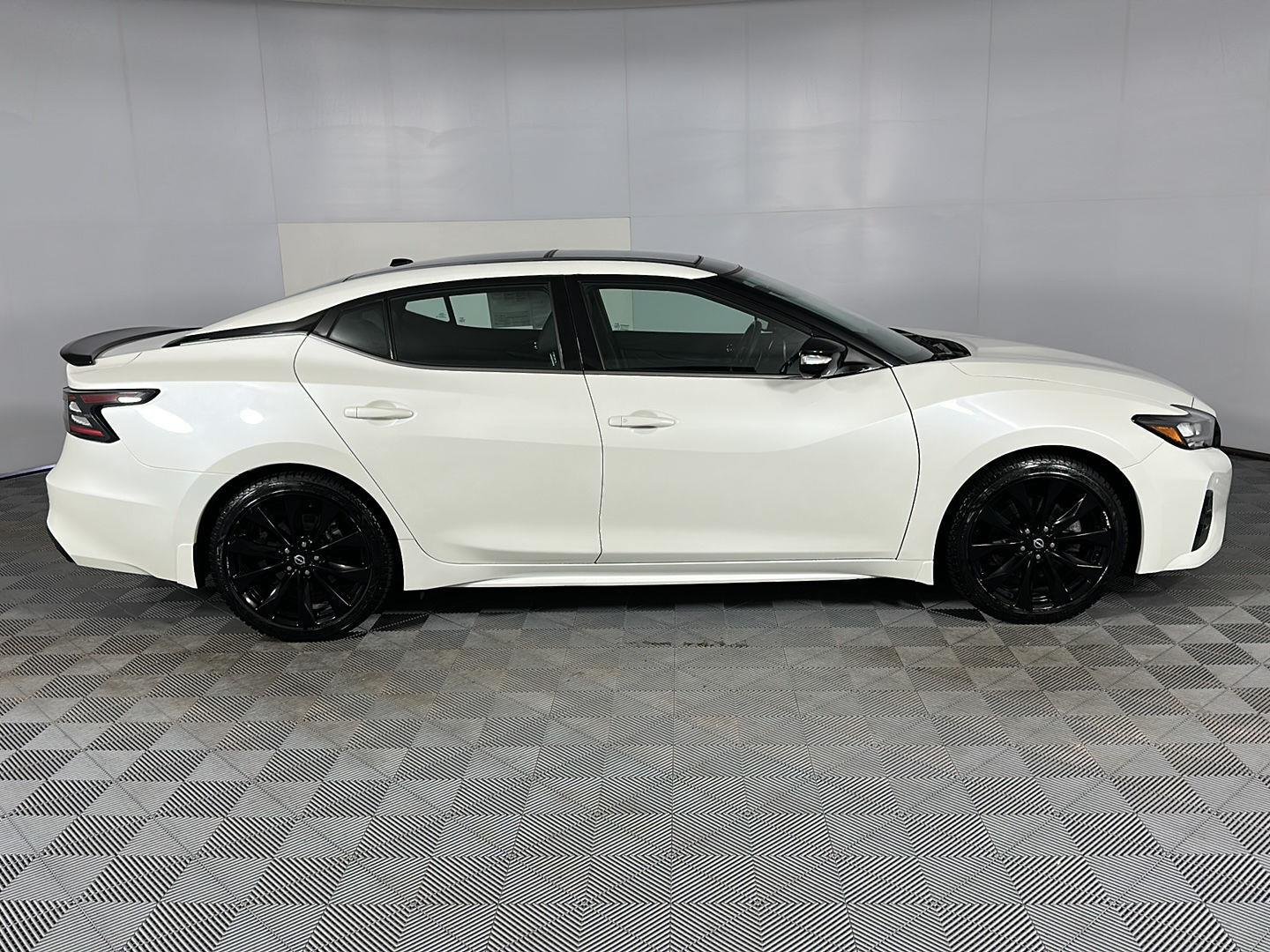 Used 2023 Pearl White Tricoat Nissan SR image 30