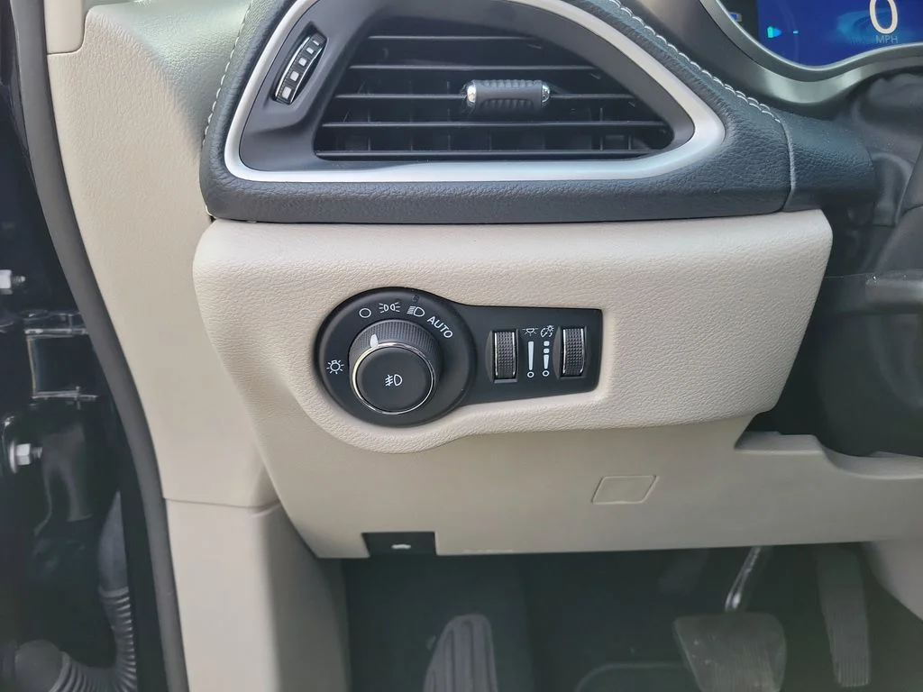 Used 2024 Black Chrysler Select image 17