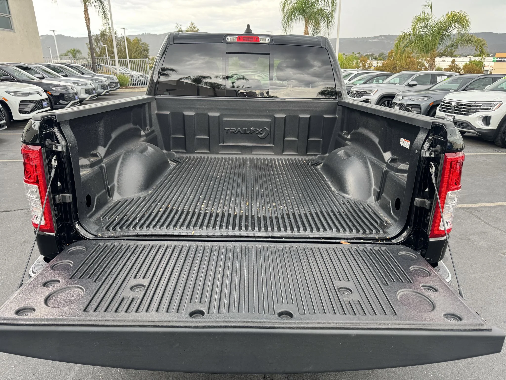 Used 2023 DIAMOND BLACK CRY Ram Big Horn image 33