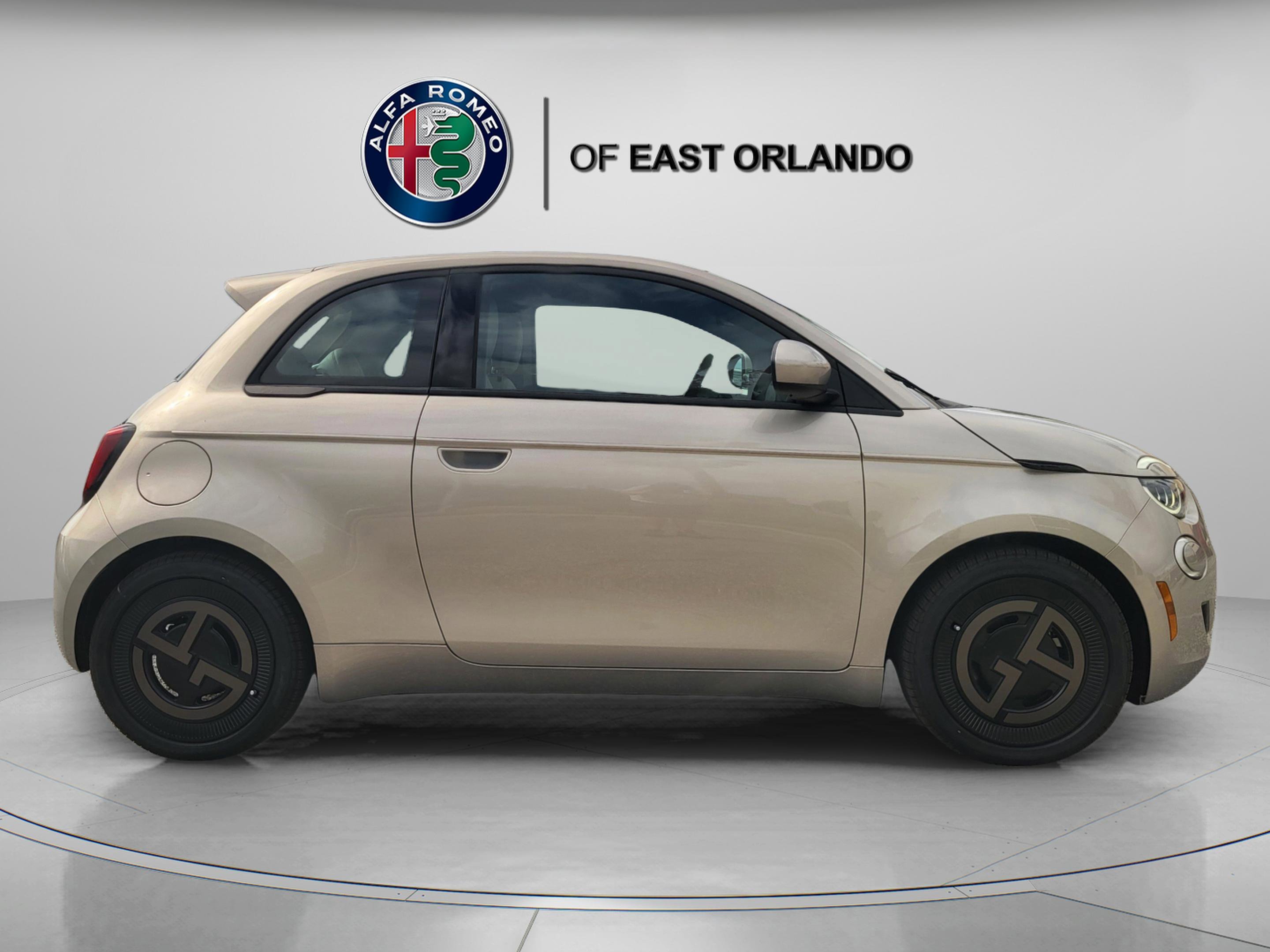 2025 FIAT 500e Base - Photo 9