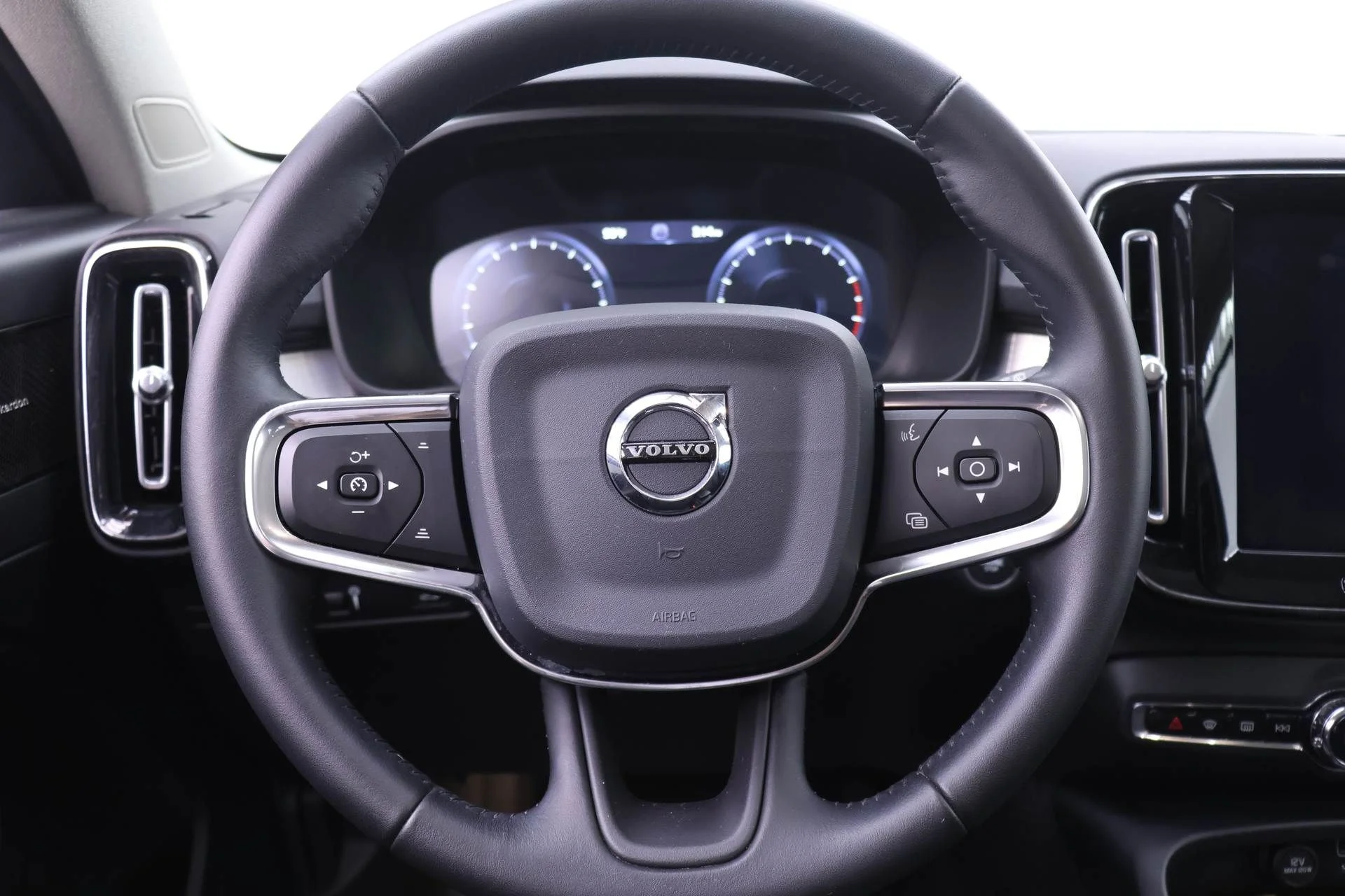 Used 2019 White Volvo Momentum image 17