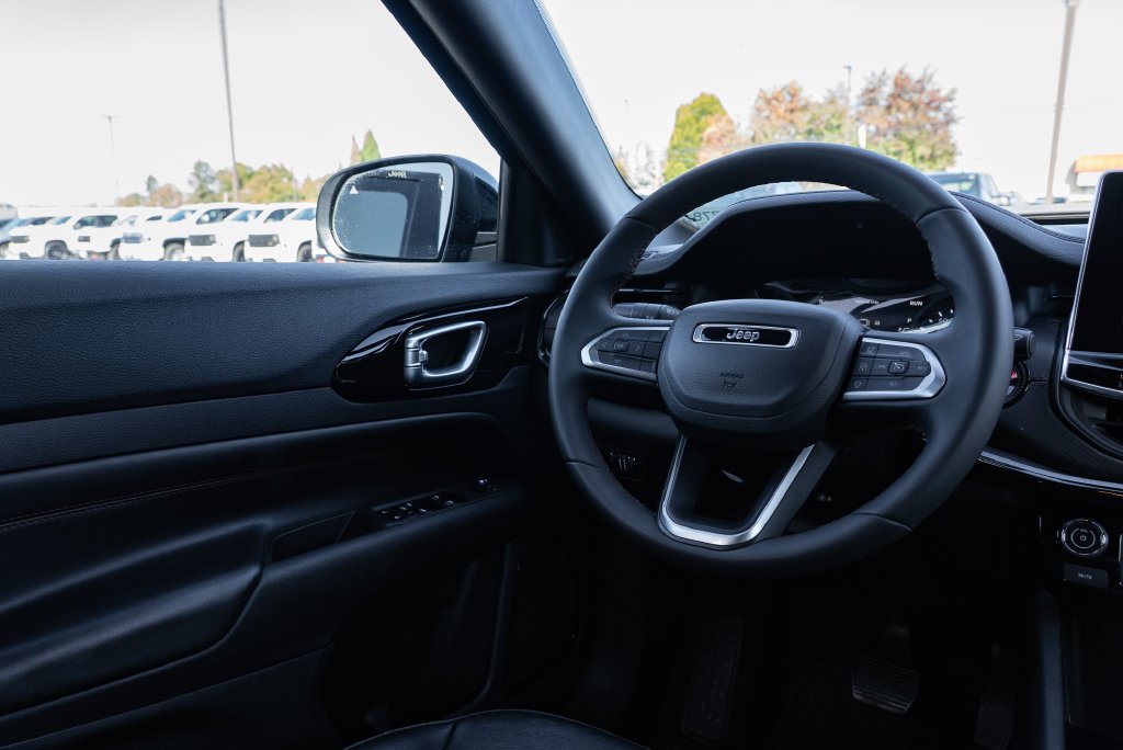 Used 2025 Diamond Black Crystal Pearlcoat Jeep Trailhawk image 10