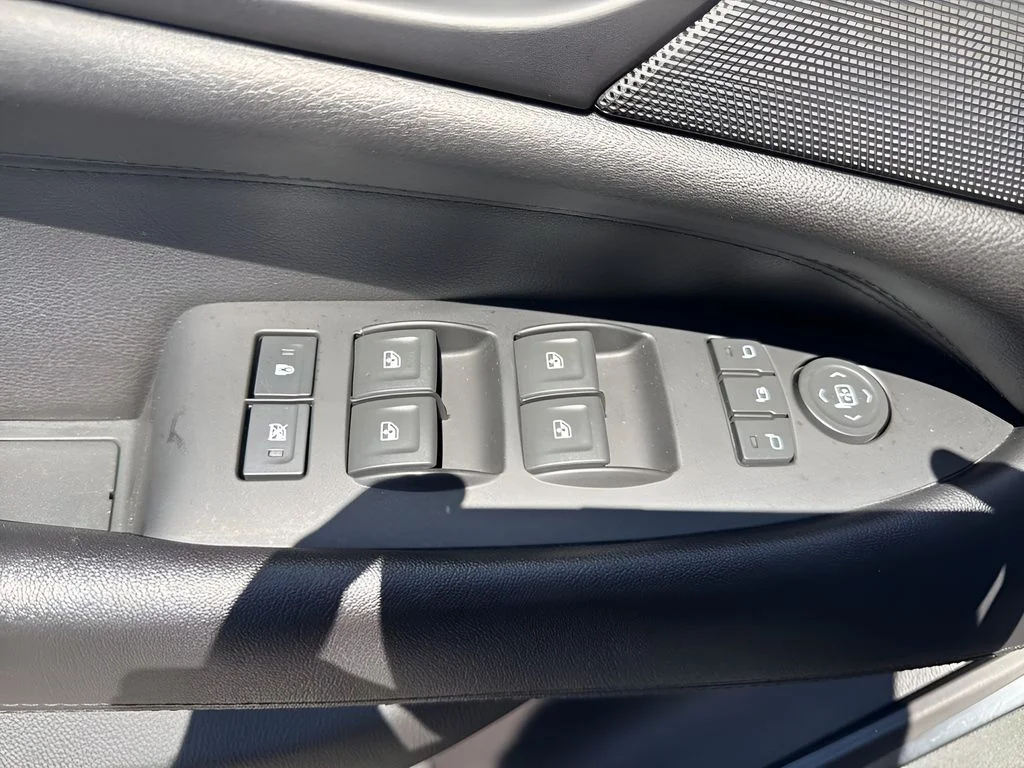 Used 2018  Cadillac Premium Luxury image 32