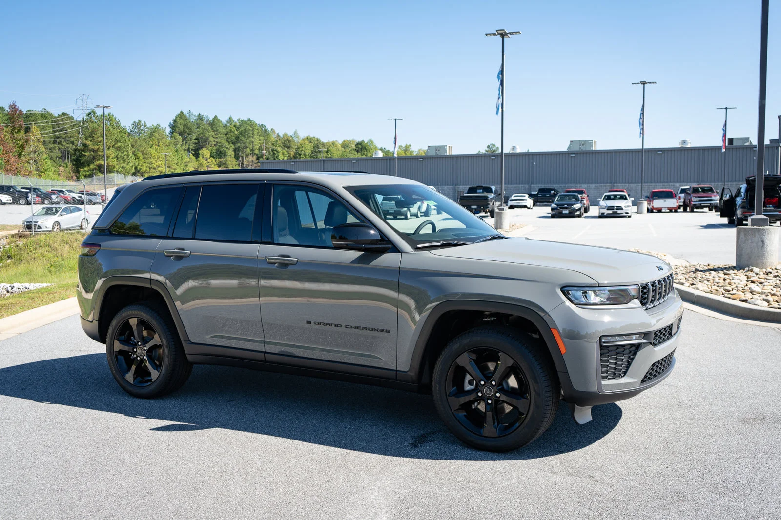 New 2027 Sting-Gray Clear-Coat Paint Jeep Limited image 12